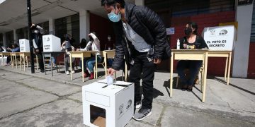 Arranca la segunda jornada adelantada para el voto en casa en Ecuador