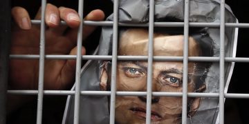 Navalni vuelve a comer pero un centenar de rusos sigue en huelga de hambre