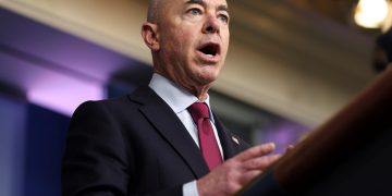 EE.UU. lanza una operación contra el tráfico ilegal de inmigrantes en su frontera sur