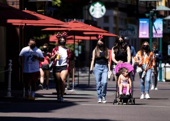 Disneyland reabre sus puertas tras más de un año cerrado en California