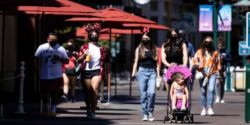 Disneyland reabre sus puertas tras más de un año cerrado en California