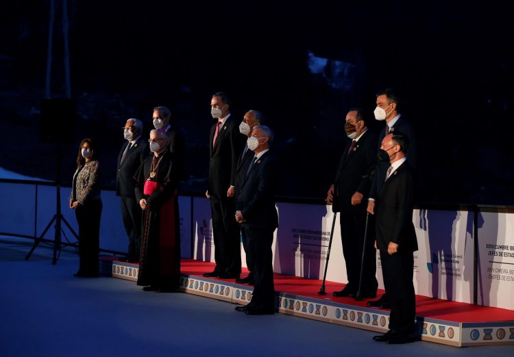 El rey Felipe VI (5i) y el presidente del Gobierno Pedro Sánchez (2d) posan con los demás líderes iberoamericanos para una foto de familia, en Soldeu, Andorra, en el marco de la XXVII Cumbre Iberoamericana. EFE/Ballesteros