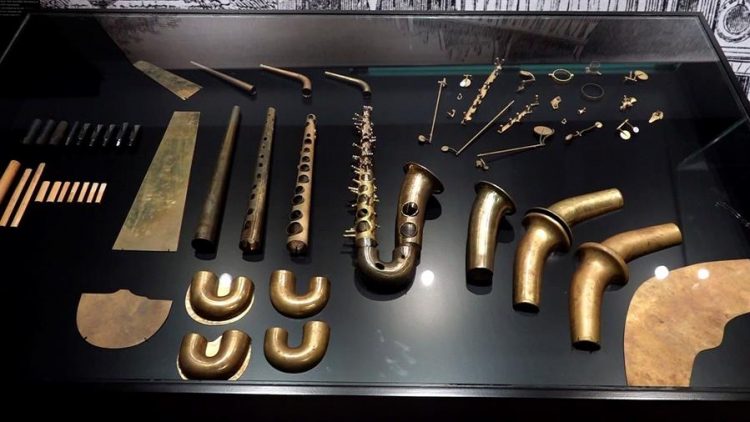 Varios modelos de saxofón expuestos este miércoles en el Museo de Instrumentos Musicales (MIM) de Bruselas. EFE/ Leopoldo Rodríguez