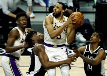 104-86: Los Clippers despedazan a unos Lakers inermes