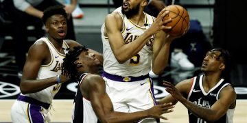 104-86: Los Clippers despedazan a unos Lakers inermes