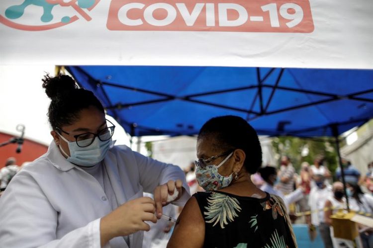 Una persona recibe la vacuna contra la covid-19 en la ciudad de Duque de Caxias (Brasil). EFE/Antonio Lacerda/Archivo