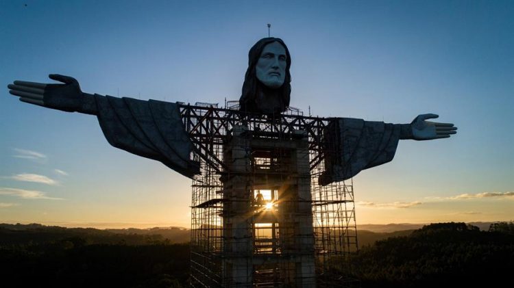 Fotografía aérea tomada con un dron que muestra a un hombre que trabaja en la construcción del Cristo Protector, el 12 de abril de 2021 en Encantado, Río Grande del Sur (Brasil). EFE/Daniel Marenco