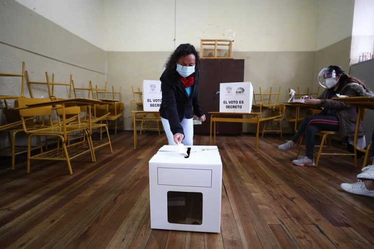 Una mujer vota en la segunda ronda de las elecciones presidenciales hoy, en Quito (Ecuador). EFE/José Jácome
