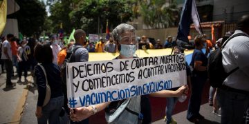 Gremios de salud y opositores de Venezuela exigen la vacunación contra la covid