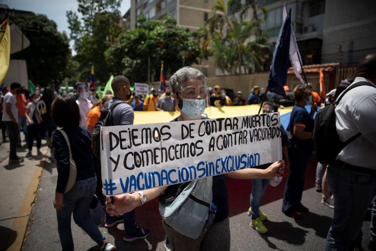 Manifestantes participan en una protesta de trabajadores de la salud para exigir vacunas contra la covid-19 hoy, en Caracas (Venezuela). EFE/ Rayner Peña