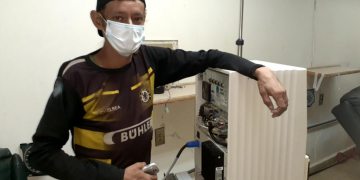 Reparar máquinas de hemodiálisis no le da dinero pero le salva la vida 