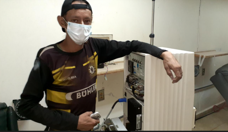 Walter Segovia, un valerano y paciente renal, que repara las máquinas de la Unidad de Diálisis Andina de manera gratuita. Foto: María Gabriela Danieri