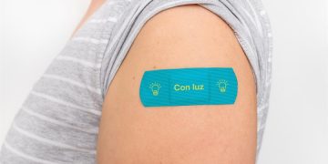 Festival en Miami lleva la poesía a las curitas de las vacunas de covid-19