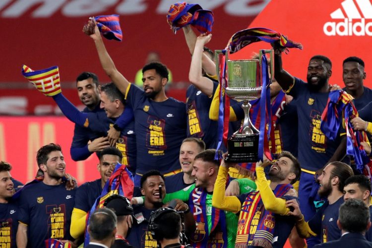 Los jugadores del FC Barcelona posan con el trofeo de campeones tras la final de la Copa del Rey que Athletic de Bilbao y FC Barcelona disputaron en el estadio de La Cartuja, en Sevilla. EFE/ Julio Muñoz