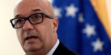 La oposición venezolana acusa al Gobierno de armar a grupos criminales