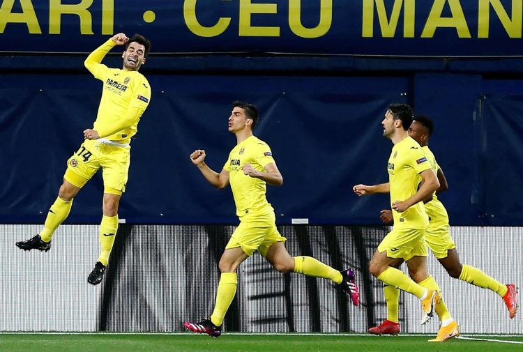 El centrocampista del Villarreal Manuel Trigueros (i) celebra tras marcar el primer gol ante el Arsenal