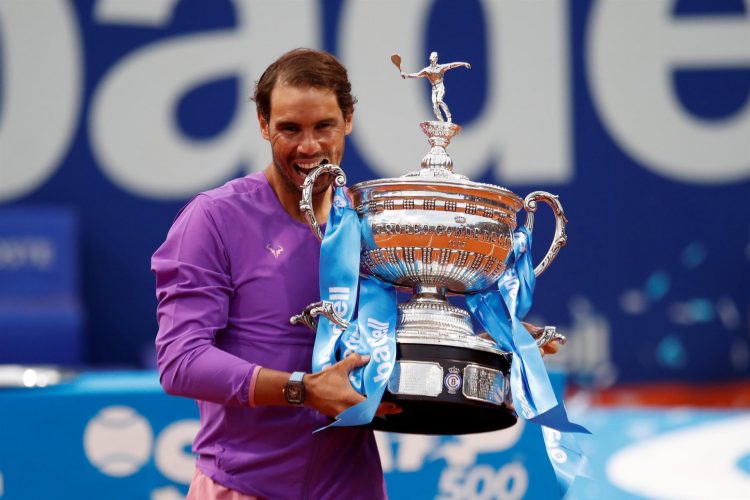 El tenista español Rafael Nadal posa con el trofeo tras vencer al griego Stéfanos Tsitsipás en la final del Open Banc Sabadell, disputada en el Real Club de Tenis de Barcelona. EFE/Alejandro García