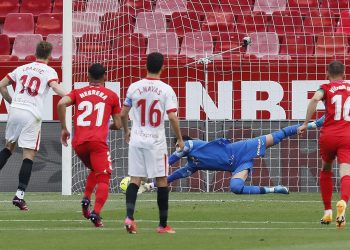 2-1. El Sevilla no se rinde en la pelea por el título