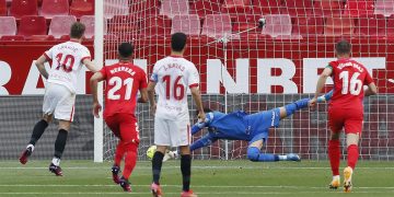 2-1. El Sevilla no se rinde en la pelea por el título