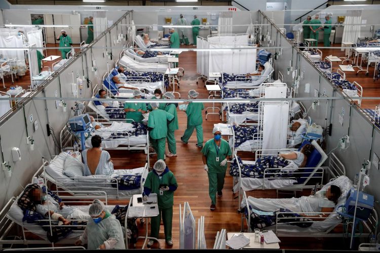 Fotografía general de pacientes en tratamiento por la Covid-19, en el Hospital Municipal de Campaña Pedro Dell Antonia, el 15 de abril de 2021 en la ciudad de Santo André, en el estado de Sao Paulo (Brasil). EFE/ Sebastiao Moreira