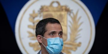 Guaidó desmiente que llegaran a Venezuela 1.300.000 vacunas como dijo Maduro