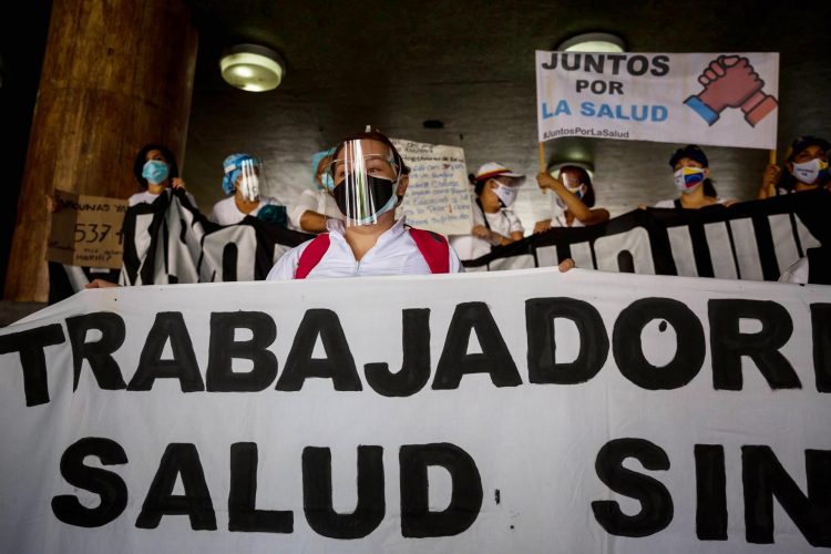 Un grupo de trabajadores de hospitales públicos participan en una manifestación, el 12 de mayo del 2021, en Caracas (Venezuela). EFE