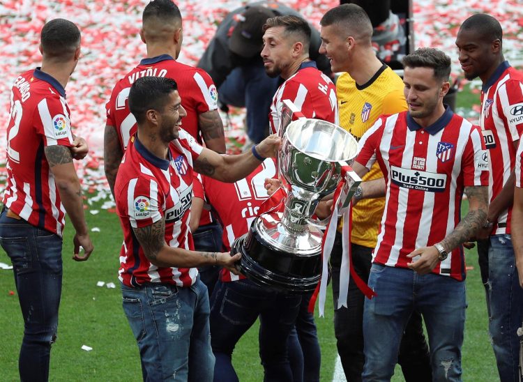 El Atlético de Madrid celebra el título de campeón de Liga hoy domingo en el Wanda Metropolitano, en Madrid, tras vencer ayer al Real Valladolid en el último partido del campeonato jugado en el José Zorrilla. EFE/Rodrigo Jiménez