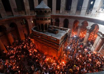 El fuego sagrado ilumina a los fieles en Sábado Santo ortodoxo en Jerusalén