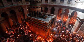 El fuego sagrado ilumina a los fieles en Sábado Santo ortodoxo en Jerusalén