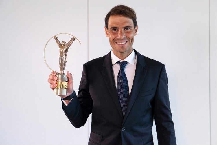 El tenista español Rafael Nada ha recibido este jueves el premio Laureus 2021 como mejor deportista masculino, galardón que ya obtuvo en 2011, en una gala que se desarrolló de forma virtual en Sevilla debido a la pandemia de la COVID-19. EFE/Laureus