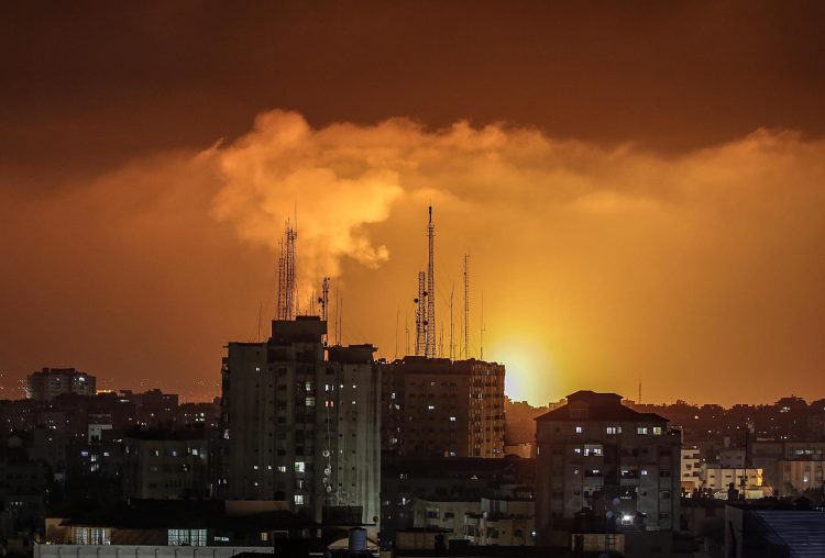 El humo y las llamas aumentan después de un ataque aéreo israelí hoy, en la ciudad de Gaza. EFE