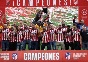 El Atlético de Madrid recibe la copa de campeón de Liga 2020-21