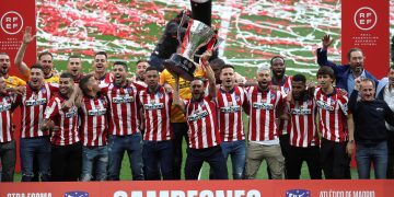 El Atlético de Madrid recibe la copa de campeón de Liga 2020-21