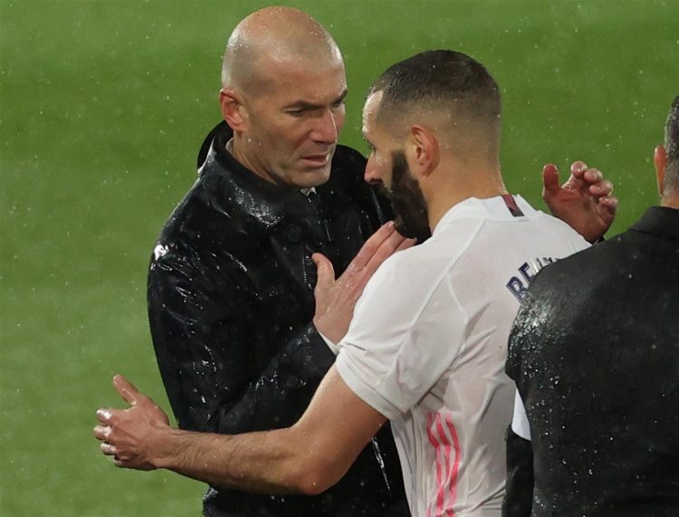 El entrenador del Real Madrid Zinedine Zidane (i) saluda a Karim Benzema tras cambiarle, durante un partido. EFE