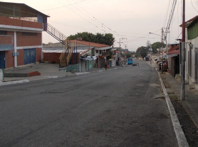 En esta calle de la avenida 5 de Betijoque están ubicados comercios que fueron sancionados