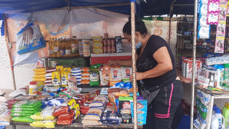Comerciantes informales en San Cristóbal reportan aumento de los precios de los productos colombianos.