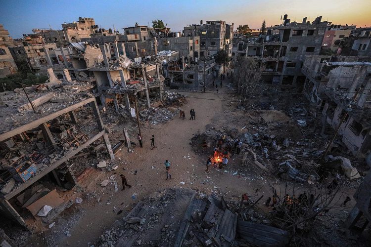 Casas y edificios destruidos por los bombardeos israelies en la localidad palestina de Beit Hanoun, en la Franja de Gaza. EFE