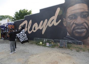 Un jurado de EE.UU. imputa a cuatro expolicías por violar los derechos de George Floyd