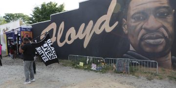 Un jurado de EE.UU. imputa a cuatro expolicías por violar los derechos de George Floyd