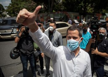 Guaidó da un golpe de timón y se abre a negociar con el Gobierno