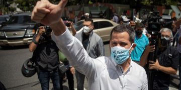 Guaidó da un golpe de timón y se abre a negociar con el Gobierno