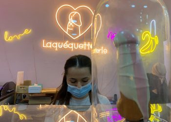 París, seducida por los sugerentes gofres sexuales de una venezolana