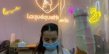 París, seducida por los sugerentes gofres sexuales de una venezolana