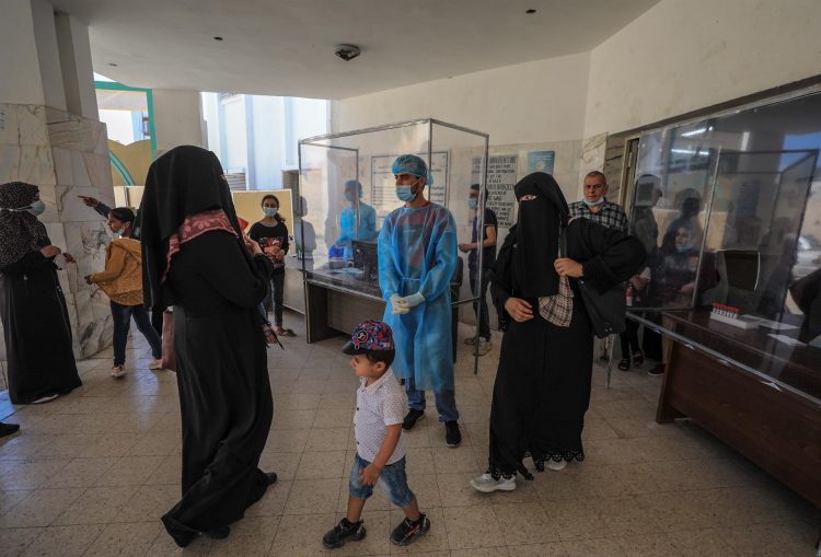 Centro de vacunación y detección de la covid-19 en Gaza. EFE/EPA/MOHAMMED SABER