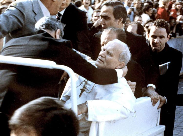 Fotografía tomada el 13 de mayo de 1981 que muestra a Juan Pablo II cayendo tras tras ser alcanzado por un proyecil disparado por Mehmet Ali Agca, durante una audiencia general en la Plaza de San Pedro en la Ciudad del Vaticano. EFE/