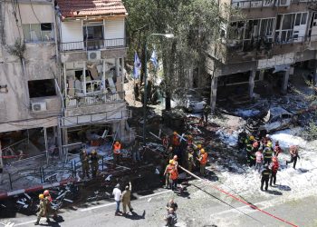 Israel bombardea otra torre en Gaza, sede de la agencia AP y de Al Jazeera