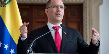 Venezuela consigna ante la CPI libro de sanciones para su denuncia contra EE.UU.