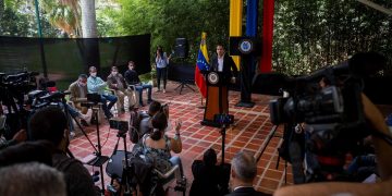 La oposición de Guaidó empuja la negociación, mientras los retos crecen