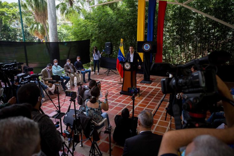 El líder opositor venezolano, Juan Guaidó, habla a los medios de comunicación el 19 de mayo de 2021, en Caracas (Venezuela). EFE/ Miguel Gutiérrez/ Archivo