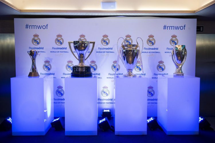Vista de algunos de los trofeos conseguidos por el Real Madrid durante la presentación de la exposición El Real Madrid se mantiene al frente del ránking de marcas de clubes de fútbol más valiosos de 2021. EFE